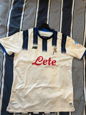Atalanta player version tröja - Player version tröja med väldigt bekvämt material. Köpte för liten storlek. Aldrig använt den ute