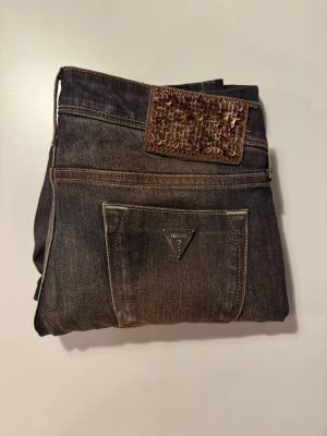 Guess Beverly Skinny mörk tvätt ankelzip, dam W25/EU34 - Guess Beverly skinny jeans. Dammodell. Storlek W25, motsvarar ungefär EU/34 - XS. Skinny fit. Fint användt skick. 