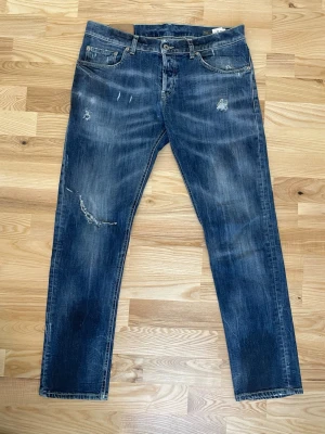 Dondup Jeans  - Säljer dessa Dondup Mius jeans med slitningar - W33 - Skick 9/10 - hör av er vid minsta fundering