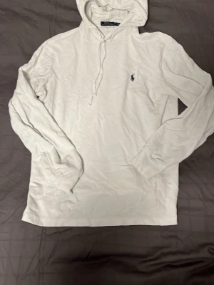 Ralph Lauren Hoodie - Tja säljer nu en vit Ralph Lauren Hoodie i storlek S. Hör av dig vid frågor eller funderingar. Jätte fint skick på den utan några defekter 