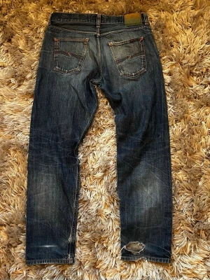 Nudie selvedge Jeans - Tjena! Säljer nu dessa Jacob Cohen Jeans. (Storlek 32x32 - Skick 9/10)  Nypris på dessa är ca 2500 och mitt pris 1199, (pris kan diskuteras vid snabb affär).   Midja:43 cm Ytterbenslängd:100 cm Benöppning:17,5 cm  Hör gärna av er vid minsta fundering/fråga.  MVH JL STORE