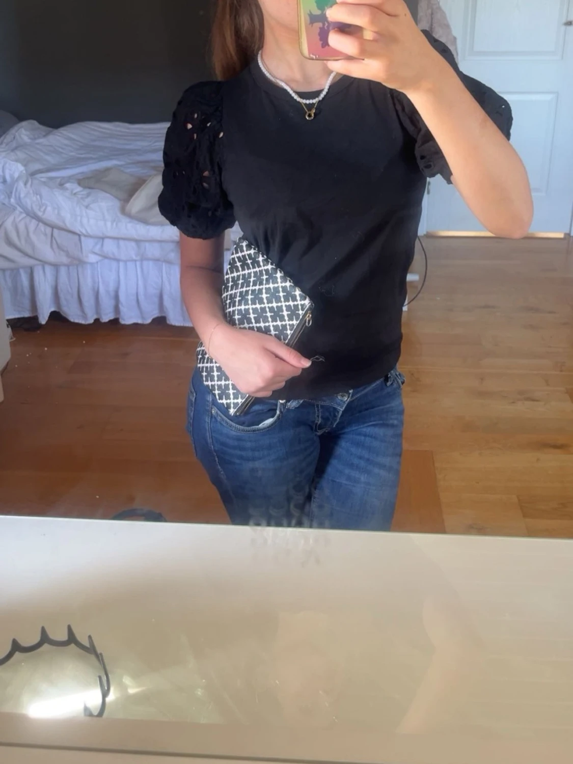 Svart blus med puffärm och broderi - 1