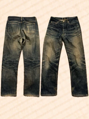 A.P.C jeans  - Tjena!  📍Säljer nu Sveriges fetaste Selvedge A.P.C jeans! (Färgen är lite ljusare i verkligheten se sista bild)  📍Modell: rue de fleurus Paris. En klassiks straight modell!  📍Har ett lagat hål i skrevet (se bild 4) men absolut inget som märks vid användning   📍Mått: midja: 40cm längd: 105cm lår: 28cm benöppning: 20cm  Måtten kan variera 1cm ±  📍Fråga gärna frågor!