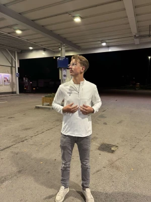 Golftröja NY - Helt ny golftröja från ExoticaGolf. Har storlekar Xs-L // färger  Vit, Svart, Blå, Grön 