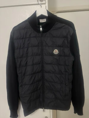 Svart pufferjacka från Moncler - Cardigan i perfekt skick 