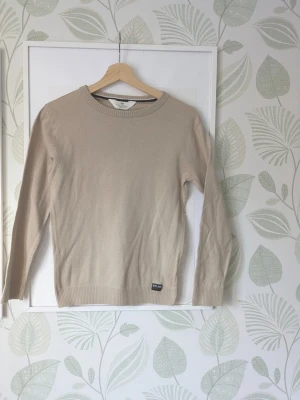 Finstickad Tunn Tröja H&M Storlek 146/152 - Oanvänd. - Tunn tröja så den passar utmärkt till sommarkvällar och den passar både till fest och vardag. - Inget klimaterial . - Jag kan ha missat någon miniskavank men jag har försökt att granska plagget så gott det går