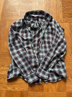 Flanellskjorta från Our Legacy - Sjukt snygg vintage skjorta från Our Legacy. Högt efterfrågad. Storlek M. Mycket gott skick. Skriv vid eventuella funderingar😁