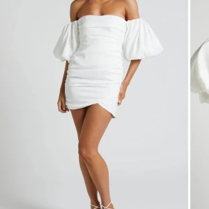Vit offshoulder kort klänning - Underbar vit kort klänning med puffiga offshoulder-ärmar, perfekt till studenten.😍😍Klänningen är aldrig använd! Nypris: 1700 kr. Pris kan diskuteras! 