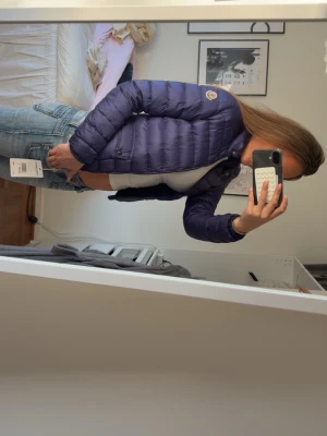Moncler dunjacka - Snygg marinblå/mörklila dunjacka från Moncler. Jackan är köpt på vestiare och även gått igenom en äkthetskontroll. Skriv för fler bilder. 