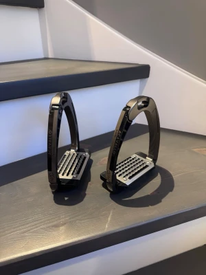 Acavallo Alupro stigbyglar - Säljer mina stigbyglar då jag inte rider längre. Mina absoluta favoriter, ger bra stöd, snygga, stilrena och har säkerhetsfunktionen att de fälls ut! Nypris är 2200kr