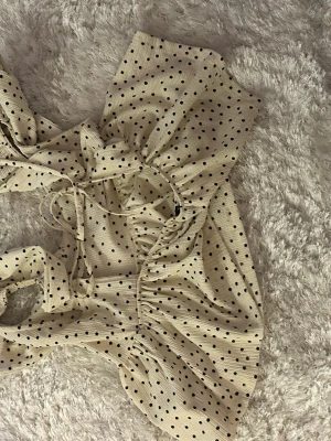 Prickig blus  - Säljer denna prickiga beiga tröjan från Gina i storlek S, kommer inte ofta till användning. Pris kan såklart diskuteras💞 