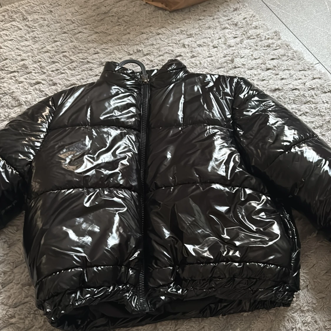 Svart glansig pufferjacka - 1