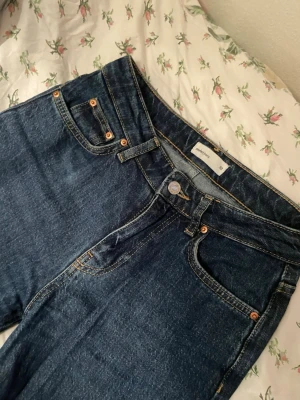 Mörkblå jeans från Gina Tricot - Storlek 32  I perfekt skick och sitter jättefint! Enkla att matcha och passar till alla tillfällen