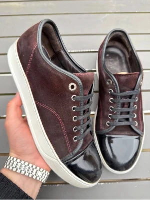 Lanvin uk7 vinröd - Säljer nu dessa sjukt feta lanvins i perfekt skick! Size uk7 som motsvarar 41-42! Skick 9/10 fina utan defekter. Perfekta för sommaren! Nypris 5000kr ! Hör av dig vid intresse 🤩📦