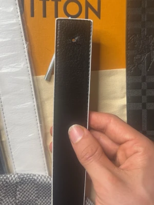 Dubbelsidig bälte  - Helt ny. 110cm. Har du frågor? Fråga gärna