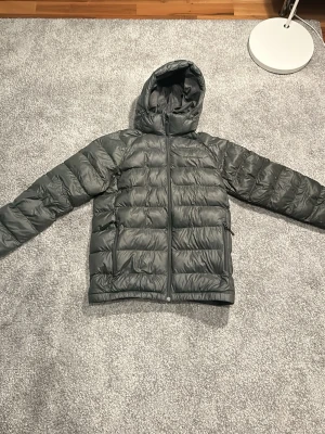 Mörkgrön peak performance vinterjacka - Säljer denna mörkgröna vinterjackan från peak performance i strl 160, jackan är i gott skick och passar perfekt om du vill ha en stilren vinterlook.