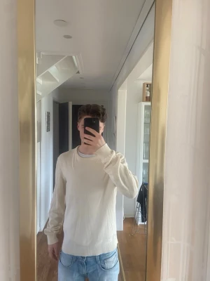 Beige tröja från pier one - En stilren beige långärmad tröja i mjuk bomull. Tröjan har rund halsringning och ribbade muddar vid ärmslut och nederkant. Perfekt för en clean och enkel look. Storlek M