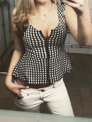 Rutig topp - Söt rutig topp med dragkedja. Jättesnygg festtopp eller till vardags. Bra skick. Strl S