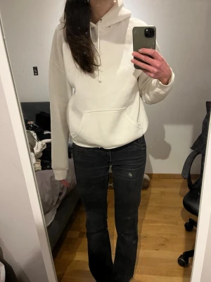 Vit hoodie - Säljer min vita hoodie som inte kommit till använding, den har snören upp till