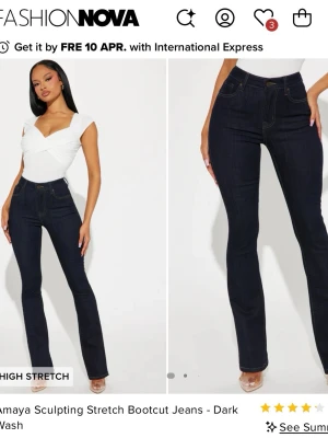 Bootcut jeans från Fashion Nova - Mörkblå bootcut jeans med hög midja och stretchigt material från Fashion Nova. Jeansen har klassiska fem fickor, kontrastsömmar och en skulpterande passform som framhäver benen. Perfekta för en trendig och bekväm look.