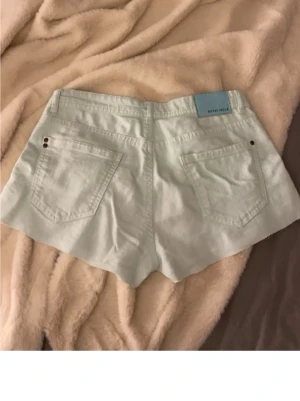 Turkosa shorts - Sjukt snygga turkosa shorts Rut&Circle. Jätte najs till sommaren. Stängs med knapp och dragkedja framtill.