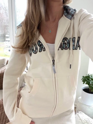 Krämvit Kangaroo zip - Storlek M. Skickas inom 24h. Se liknande plagg i min profil! 