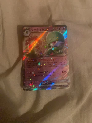 Pokémonkort Gardevoir EX japansk holo - Säljer ett japanskt Pokémonkort med Gardevoir EX motiv. Kortet är väldigt fint och äkta Jag säljer det här kortet pga att jag inte samlar på ex kort helt enkelt!! 