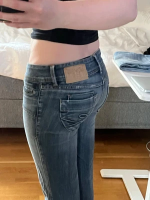 Blåa bootcut jeans från esprit - Båa bootcut jeans från esprit med snygga detaljer och coola bakfickor❤️storlek 29/32