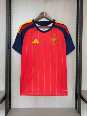 Spaniens matchtröja röd - OBS säljer inte just nu kontakta mig om du är intresserad eller har frågor En stilren fotbollströja med Spaniens klassiska hemmadesign. Perfekt för dig som följer landslaget, spelar fotboll själv eller vill ha en sportig tröja till vardags.  Passformen är bekväm och tröjan fungerar lika bra på läktaren som under träning eller fritidsaktiviteter. Bilden visar tröjans skick och detaljer.  Skickas via Vinted med spårbar frakt.