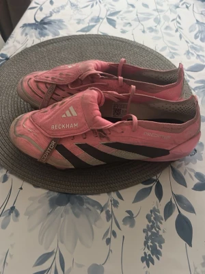 Adidas Predator Beckham rosa fotbollsskor - Säljer ett par David Beckham fotbollsskor för att dem är lite för små. Storlek 42. Köptes för ungefär 3000 säljer för 2000.