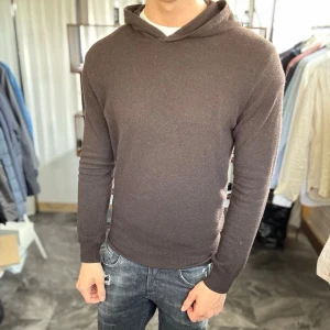 Oscar jacobson kashmir hoodie  - Mycket fint skick, ett litet hål på ryggen men går lätt att täcka över eller fixa. Nypris ca 2000kr. Passar dig som är 170-180cm ungefär. Modellen är 185 cm, 75 kg. Alltid billigare pris vid köp av flera varor‼️🙌Svarar alltid på frågor eller funderingar! 