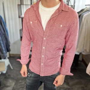 Double rl overshirt - Mycket fint skick, knappen näst högst upp fattas men det finns extra och skjortan ser ändå bäst ut uppknäppt. Nypris ca 2500kr. Passar dig som är 175-185 ungefär. Modellen är 185 cm, 75 kg. Alltid billigare pris vid köp av flera varor‼️🙌Svarar alltid på frågor eller funderingar! 