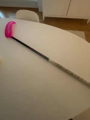 Salming innebandyklubba svart/rosa - Säljer en innebandyklubba från Salming med svart skaft och rosa detaljer. Klubban är en carbon PRO Q och nypris ligger på 1700 kr klubban är Andvänd ett läger bara. Är öppen för byten