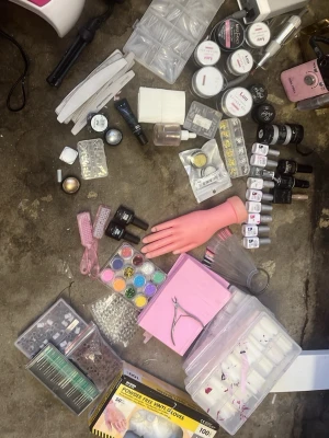Stort nagelkit med gel, dekorationer & verktyg, det går att köpa separat också,  - Säljer ett komplett nagelkit med geléer, färgpulver, glitter, nagellack, tippar, nagelträningshand, UV-lampa, filar, penslar, nageldekorationer och verktyg. Perfekt för dig som vill göra egna naglar hemma eller öva på nageldesign. Flera färger och material ingår.