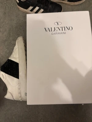 Valentino Garavani Open sneakers - Säljer ett par vita Valentino Garavani Open sneakers som är använda i bra skick!
