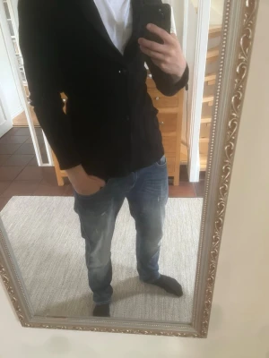 John henric kavaj svart Storlek M - Säljer denna riktigt snygga kavajen från john henric. Perfekt att ha på sig på utekvällar med tshirt under. Den är storlek M men skulle säga att den sitter som storlek S och säljer denna för att den är lite för liten för mig vilket jag tycker är väldigt synd