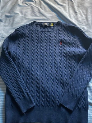 Polo sweatshirt - Säljer ännu en tröja som har blivit för liten för mig. Priset är inte hugget i sten!