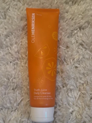Ole Henriksen Truth Juice Cleanser - Fräsch ansiktsrengöring från Ole Henriksen i en orange tub. Truth Juice Daily Cleanser innehåller apelsinvatten och PHA, och har citrusdoftande design med tryckta apelsinskivor på förpackningen. Perfekt för daglig rengöring av ansiktet.