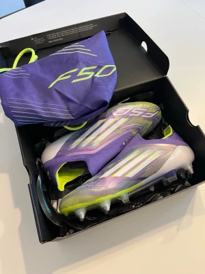 Adidas F50 Elite Sg - Säljer ett par Adidas F50 som är helt nya. Allt tillkommer och skorna är i storlek 44.                              Pris går att diskutera.                                              Hör av dig vid eventuella frågor! 