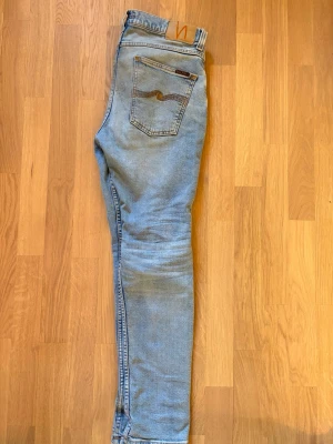 Lean dean, nudie jeans  - Säljer nu dessa riktigt snygga nudie jeans i modellen lean Dean (stl. 30,30). Jeansen är i sällsynta färgen blue noise och är en perfekt blå tvätt till sommaren, som inte säljs längre. Bara använda ett fåtal gånger. Hör av dig vid eventuella frågor. Nypris 1900