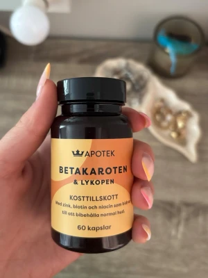 Betakaroten & lykopen kosttillskott - En burk med betakaroten tabletter som tas för att bli brun, köpt på apoteket. Slutade använda för kände att jag inte behövde dom( finns ungefär 50kapsalar kvar)