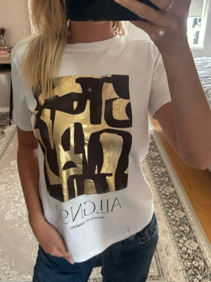 Vit t-shirt med guldtryck - Hellooo! Jag säljer en jätte fin tshirt ifrån Zara som är i jätte bra skick så jag inte använt den mer än 2 gånger. Lappen finns ej kvar men är i storlek S. 