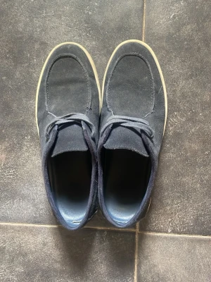 Mörkblåa loafers från mango - Skorna skulle jag säga är en blandning av ett par loafers och ett par sneakers. Detta gör de mycket enkla att både klä upp och använda mer vardagligt, samtidigt som man har den lite mer ”finklädda” touchen av loafers.
