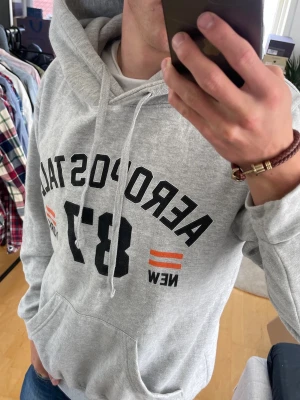 Grå Aeropostale 2000s Hoodie (Limited edition) - Säljer nu denna sjukt snygga Vintage 2000s Aeropostale hoodie! Passar till allt och har en perfekt passform. Säljs ej längre i butik och är därav mycket eftertraktad😊 passar S perfekt ! Skriv vid funderingar 🤝