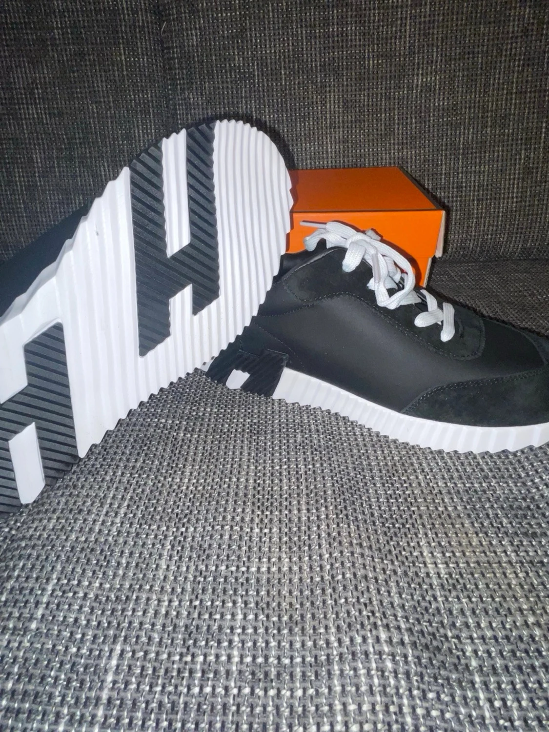 Svarta H sneakers med vit sula - 1