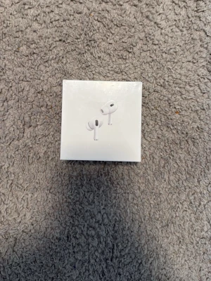 Apple AirPods Pro trådlösa hörlurar - Säljer ett par Apple AirPods Pro i vitt, levereras i originalförpackning. De är in-ear hörlurar med stilren och kompakt design, perfekt för dig som vill ha grymt ljud och smidig anslutning till din iPhone eller andra Apple-enheter. USB-C