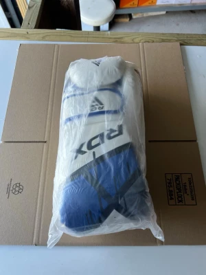 RDX F7 Ego Boxningshandskar 14 oz – Nya - Säljer ett par nya RDX F7 Ego boxningshandskar i 14 oz. Passar bra för boxning, kickboxning och thaiboxning. Kan användas både till säckträning och sparring. Handskarna är oanvända och har kardborrestängning runt handleden. Kan skickas eller hämtas efter överenskommelse. Hör av dig vid intresse.  