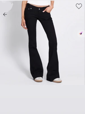 Low bootcut jeans - Beställde men de var små. HELT NYA MED PRISLAPP
