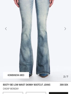 Cheap Monday 25/32💕 - Ursnygga low waisted bootcut jeans från Cheap Monday i storleken 25/32, färgen cloudy blue!💞 Köpta för inte så länge sen men de har blivit för korta enligt mig, som gillar när jeansen är så långa att man trampar på de🙈 Jag är 170 lång som referens och de når precis över golvet. Det finns en pytteliten blå fläck (bild 4) som inte går bort i tvätten. Skriv om du har frågor! Nypris är 399kr💕