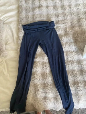 Mörkblå yogapants - Säljer ett par mörkblå yogapants från gina tricot. 